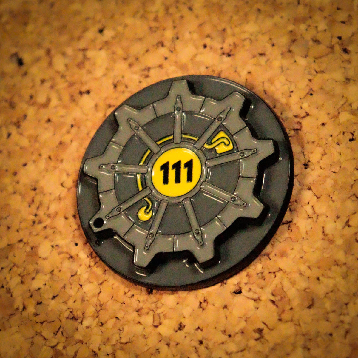 【予約商品】Fallout Vault 111 ヒンジ式扉ピンバッジ(シリアルナンバー入り)