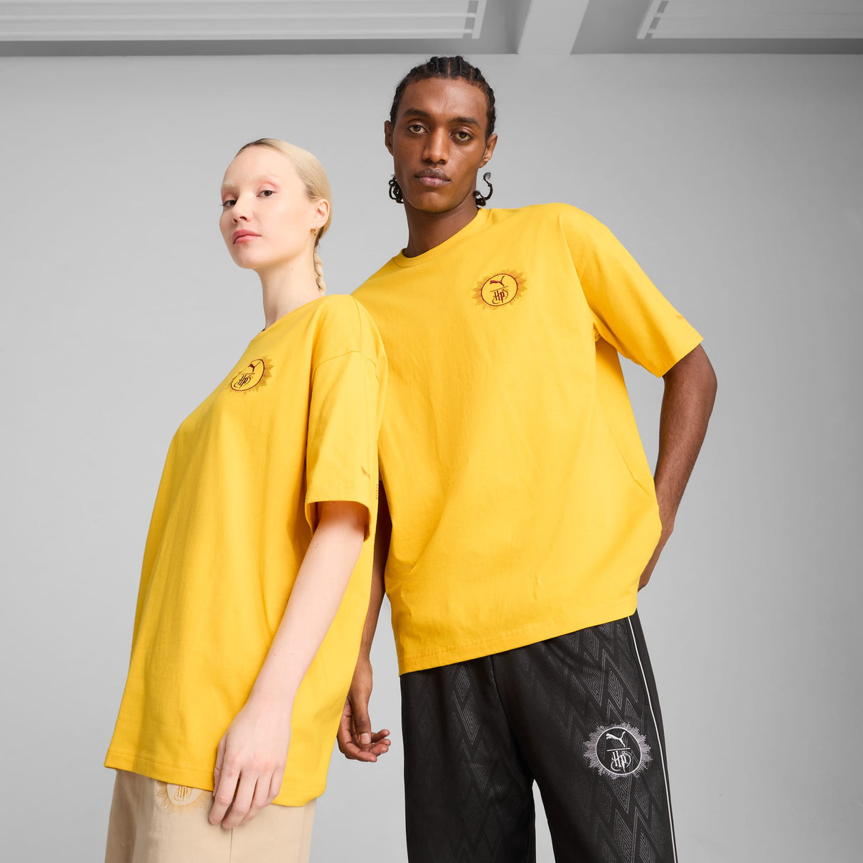 ユニセックス PUMA x ハリーポッター オーバーサイズ 半袖 Tシャツ Yellow Sizzle