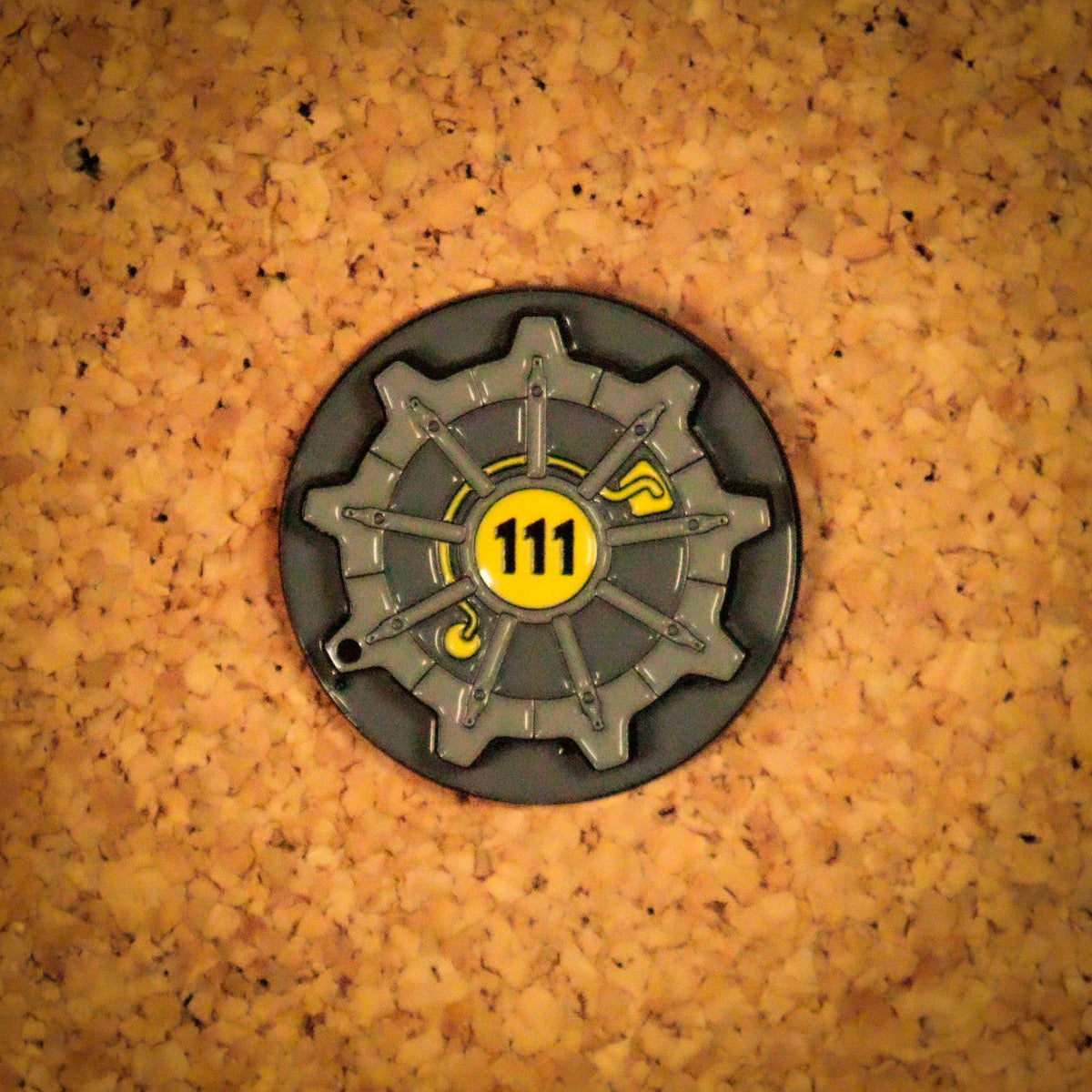 【予約商品】Fallout Vault 111 ヒンジ式扉ピンバッジ（シリアルナンバー入り）