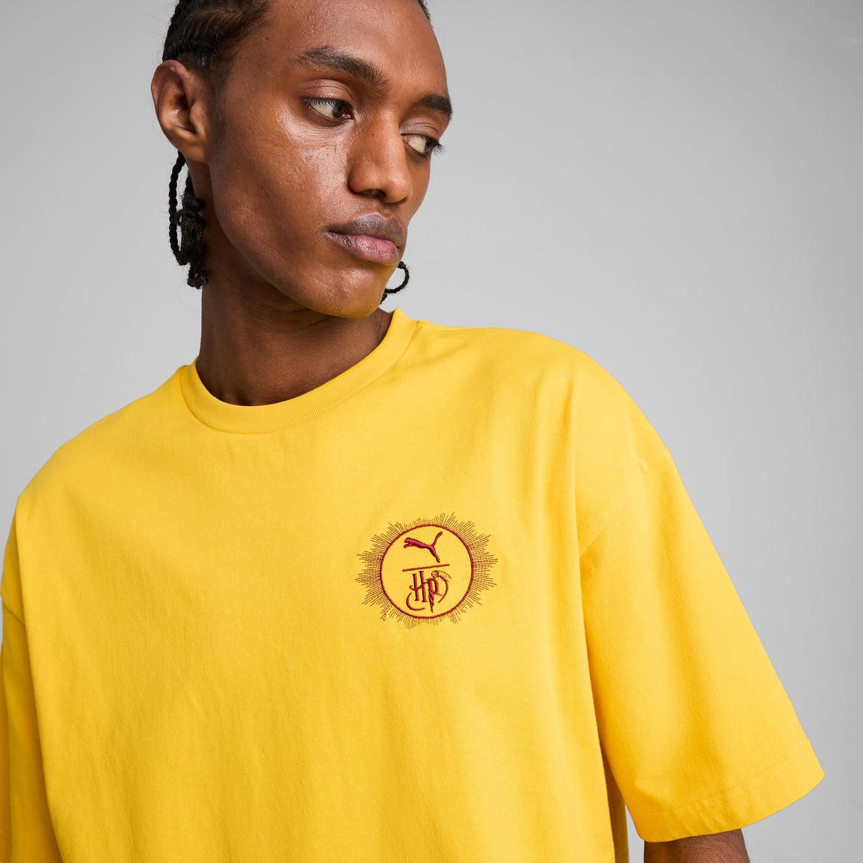 ユニセックス PUMA x ハリーポッター オーバーサイズ 半袖 Tシャツ Yellow Sizzle